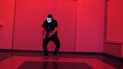 The Dancer in the mask lighting using LED lights 库存影片 104405833