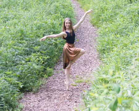 Dancer on pointe outside in greenery Stock Photos