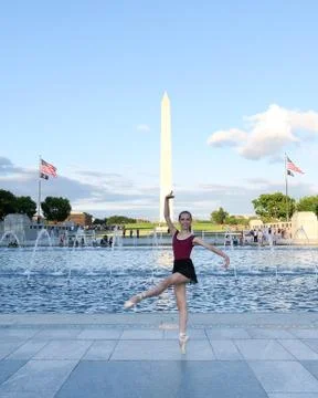 Dancer in pointe shoes in front of the Washington Monument Stock Photos