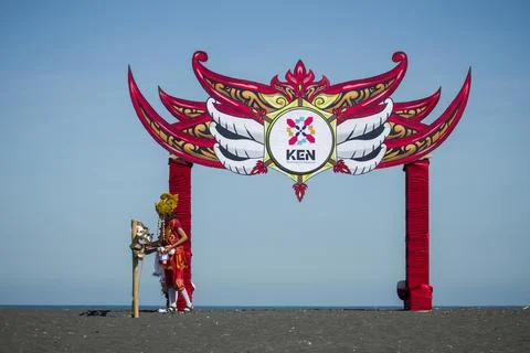 A dancer prepares a mask to be worn in the Segoro Topeng Kaliwungu Stock Photos
