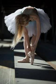 Dancer tying pointe shoes Foto stock