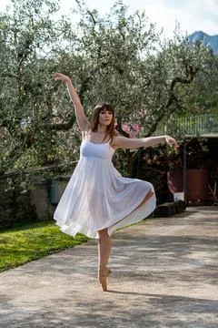 Dancer in various poses in the environment of nature Foto stock