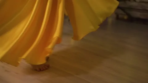 Dancer in yellow dress Video stock 153974320