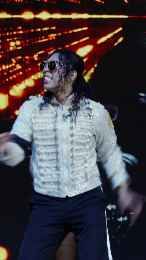 Dancers perform on stage in the style of the legendary Michael Jackson. Vídeos de archivo 333658849