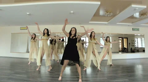 Dancers performing and practicing a contemporary, modern form of dance. 库存影片 63414089