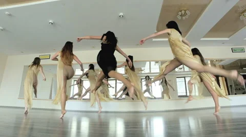 Dancers performing and practicing a contemporary, modern form of dance. 動画素材 63420588