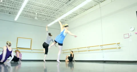 Dancers performing and practicing. Ultra HD 4K Vídeos de archivo 45894374