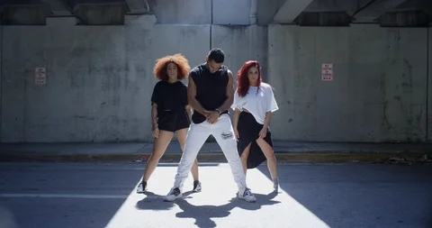 Dancers posing under an overpass Vídeos de archivo 97024448