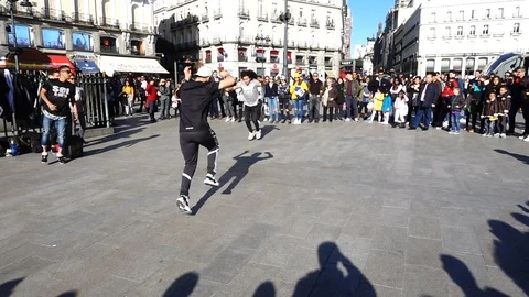  Dancers at Puerta del Sol Square. Unknown dancers entertain public. Slow motion Vídeos de archivo 89855575