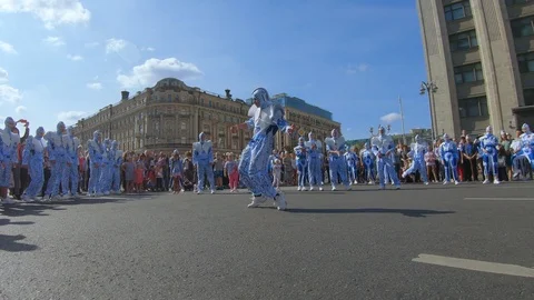 Dancers in space suits Vídeos de archivo 117365962