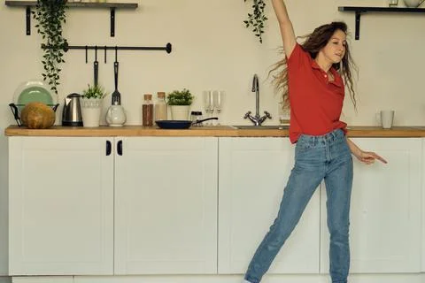 Dancing and singing while cooking uses the pilgrim as a microphone, a cheerful Foto stock