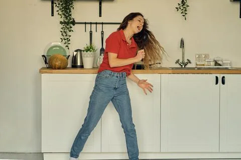 Dancing and singing while cooking uses the pilgrim as a microphone, a cheerful Foto stock
