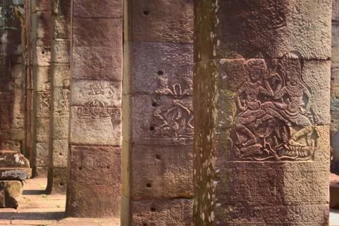 Dancing apsaras in bas-relief on the sandstone columns of Banteay Kdei temple, i Stock Photos