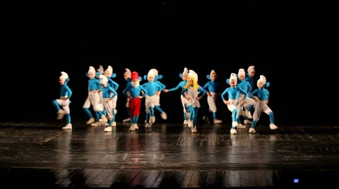 Dancing children in smurf costumes. Little dancers Vídeo Stock 48599525