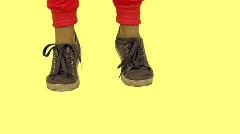 Dancing feet in sneakers Video stock 66506397