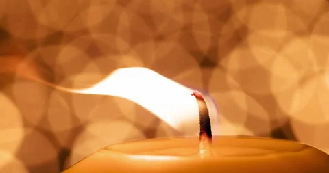 Dancing Fire on the Candle Wick 4K Vidéo 104083796