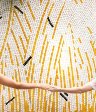 Dancing in front of a Graphic and coloured wall Foto stock