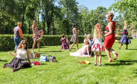 Dancing group show in the park. 库存照片