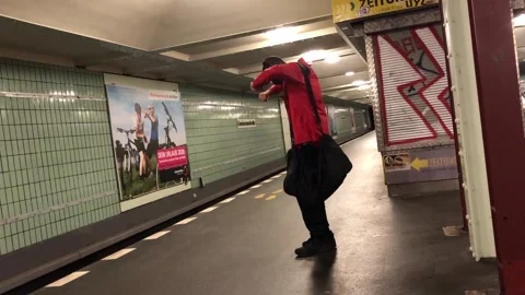 Dancing guy wearing a mask Video stock 141650186