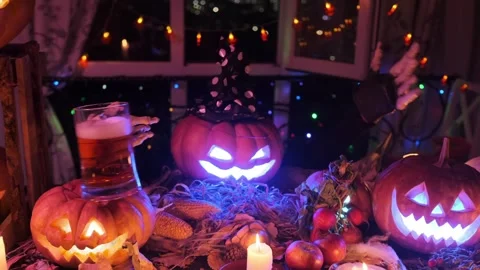 Dancing Halloween pumpkin invites guest on party holding beer mug in smoke. 库存影片 285505576