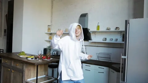 Dancing hood young man kitchen fun white Vídeo Stock 117851776