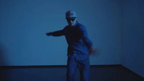 Dancing in interior on blue background Vidéo 119041117