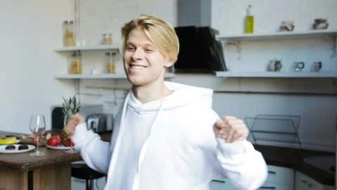 Dancing kitchen blonde guy Vídeo Stock 117851729