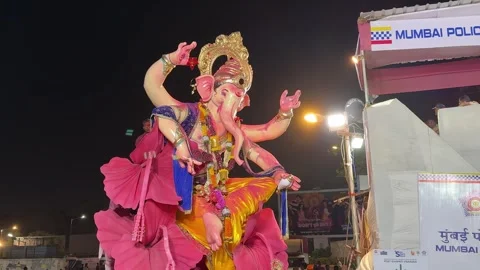 Dancing Lord Ganesha Idol During Visarjan At Juhu Beach Mumbai 4K Vídeo Stock 346457774