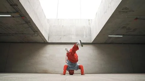 Dancing man enjoy practice break dance or freestyle in building. Sprightly. Foto stock