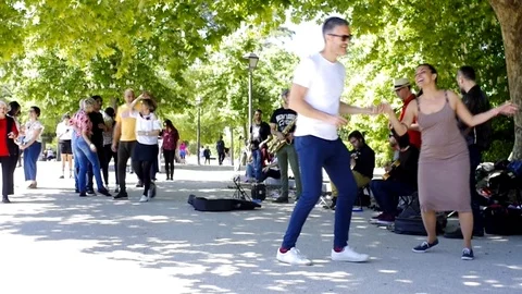 Dancing people at el retiro park, madrid Stock Footage