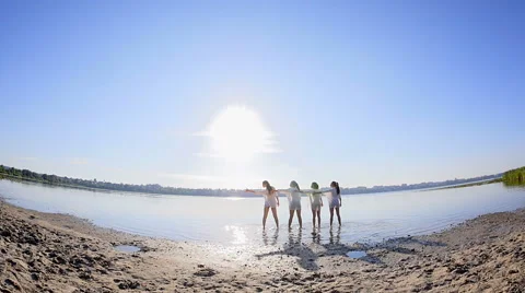 Dancing performance on water of four girls near beach 動画素材 65322190