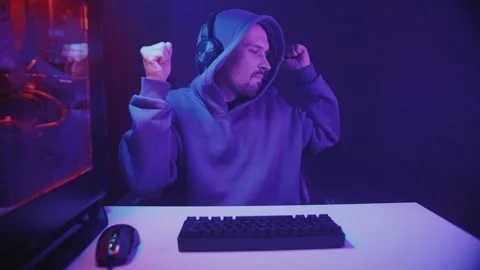 Dancing player at the computer 動画素材 209991302