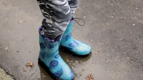 Dancing in a puddle in rubber boots Vídeo Stock 115525188