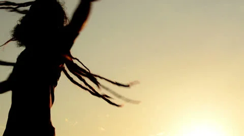 Dancing rapper with long dreadlocks 库存影片 26688627