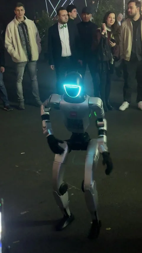 Dancing Robot Slaps Guy, Uzbekistan - 29 Nov 2025 動画素材 325344862