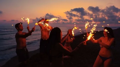 Dancing with sparklers on the beach in summertime Stock-Footage 77341167
