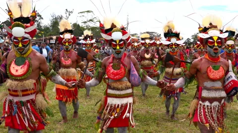 Dancing tribesmen singing and dancing at Mount Hagen Show Vidéo 136452372