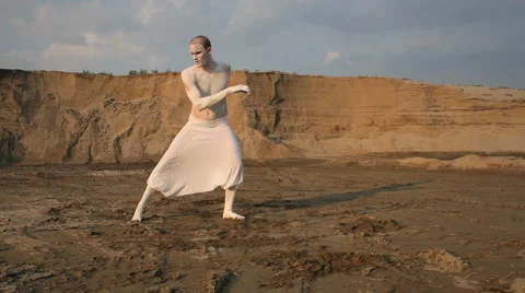 Dancing in the wasteland 2/5 Stock-Footage 51315307