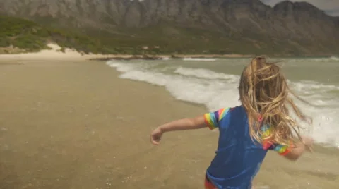 Dancing in the waves Vídeo Stock 57976375