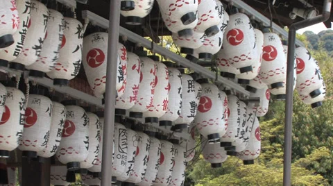 Dancing on the Wind Paper Lanterns from Yasaka Shrine in Kyoto 動画素材 39421991