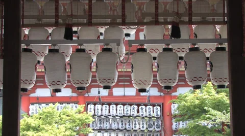 Dancing on the Wind Paper Lanterns from Yasaka Shrine in Kyoto 動画素材 39422000