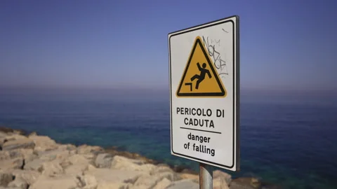 Danger of falling sign at the edge of a cliff Video stock 278894555
