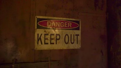 A danger sign on the gate of the mining area Foto stock