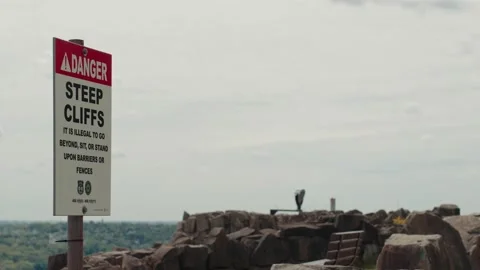 Danger! Steep Cliffs Sign Vidéo 153819003