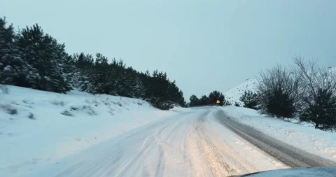 Dangeroud drive on winter road covered with snow in scandinavia Vídeos de archivo 330126536