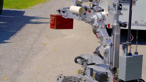 Dangerous box of explosives handled by a robot. Vidéo 243352651