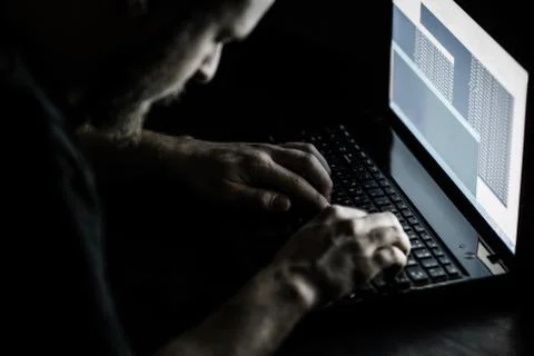 Dangerous Internationally Wanted Hacker Wth Hided Face Looking into the Camer Foto stock