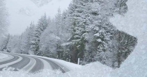Dangerous Winter Driving - looking through a insufficiently de-iced windshield Vídeos de archivo 110205369