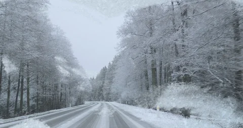 Dangerous Winter Driving - looking through a insufficiently de-iced windshield Vídeo Stock 110735358