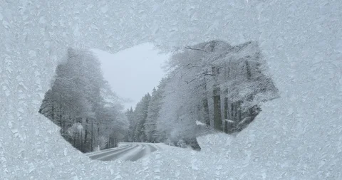 Dangerous Winter Driving - looking through a insufficiently de-iced windshield Vídeo Stock 110735502